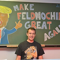 Unser Star-Künstler präsentiert das Motto des Balls: Make Feldmoching Great Again