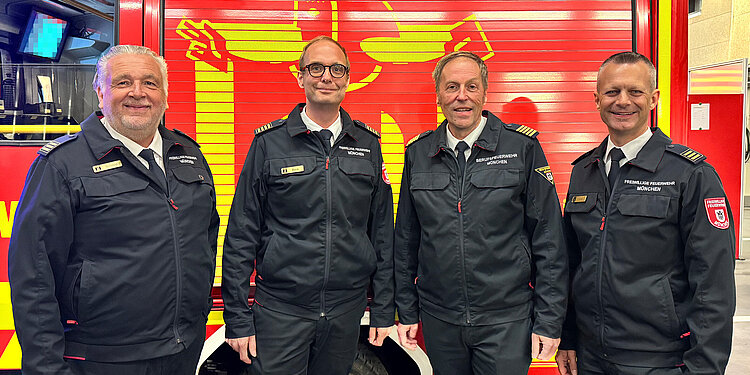 von links: Michael Schmid, Claudius Blank, Oberbranddirektor Wolfgang Schäuble, Florian Klein